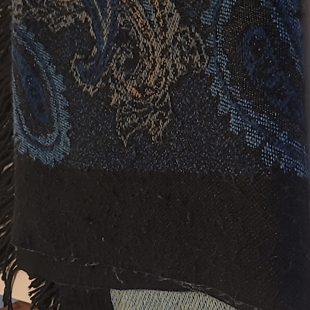 GENTLY WORN Charlie Paige One Size Fits All Paisly Printed Acrylic Fringed Shawl - Picture 12 of 13